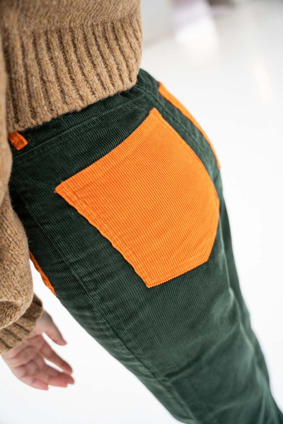 Pantalón Pana Verde Bolsillo Naranja